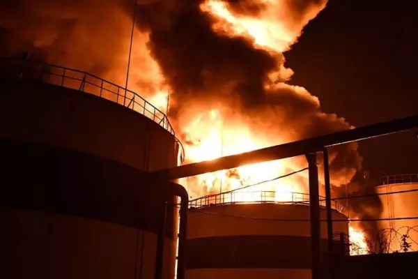 Război Ucraina. RUȘII au bombardat un mare depozit de ulei de floarea-soarelui - Uleiul pentru export se scurge pe străzile din Mykolaiv - VIDEO