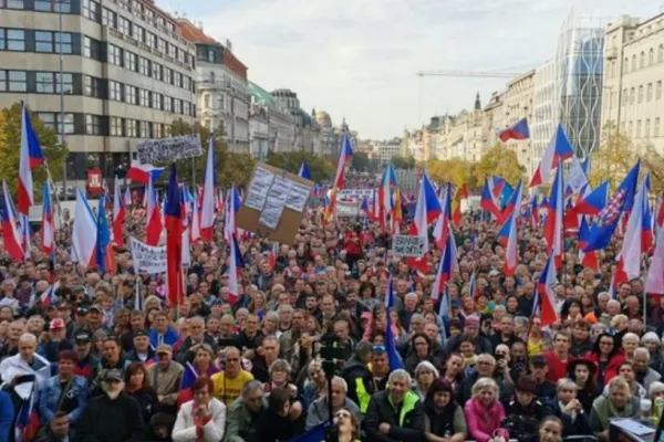 Proteste uriașe proruse în Cehia! MII de oameni cer demisia Guvernului și negocieri directe cu Moscova pentru gaze, înainte de iarnă - VIDEO