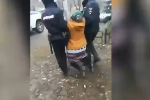 Cinci polițiști ruși au luat pe sus o bătrână care protesta împotriva războiului din Ucraina - VIDEO