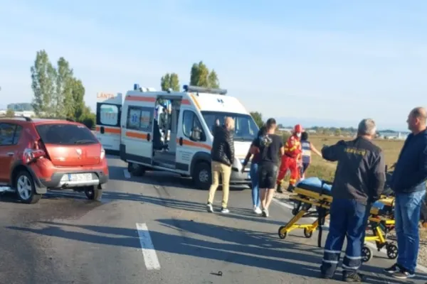 Accident grav în Dâmboviţa. Trei victime, după impactul dintre două mașini şi un gater mobil – Trafic blocat