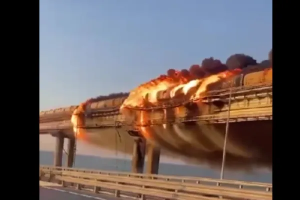 EXPLOZIE PUTERNICĂ pe podul lui Putin din Crimeea! Flăcările se văd de la zeci de kilometri: imagini APOCALIPTICE - VIDEO