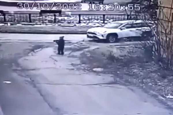Gest INUMAN al unui deputat din partidul lui Putin. A lovit un copil cu mașina și a plecat, deși micuțul urla de durere - VIDEO