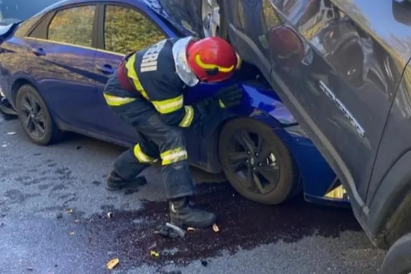 Accident dramatic pe A1 București-Pitești. Un SUV s-a urcat pe un autoturism, o femeie a ajuns la spital- FOTO