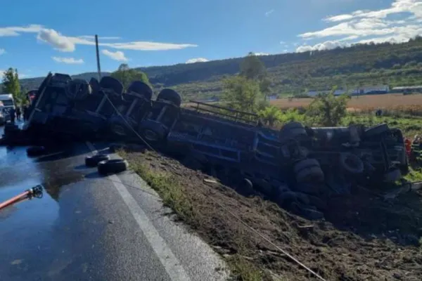 Accident cumplit între două TIR-uri și un autoturism, în Mureș - o victimă