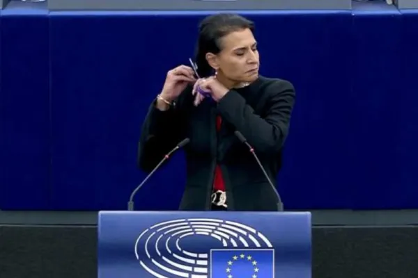 O europarlamentară din Suedia și-a tăiat părul în semn de solidaritate, după ce o tânără din Iran a fost ucisă în bătaie de polițiști