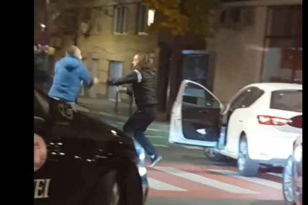 Scene ȘOCANTE, în Cluj. Bătaie între un șofer iritat și un pieton care traversa neregulamentar (VIDEO)