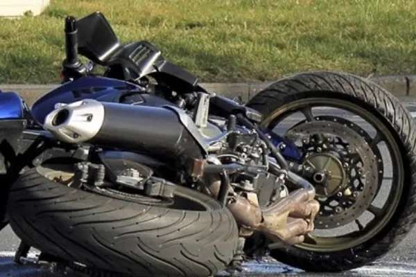 Accident grav la ieșirea din Vaslui - Motociclist rănit de o mașină, dus urgent cu SMURD la spital - Trafic BLOCAT spre Iași
