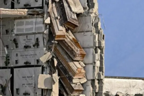 Un cimitir din Italia s-a prăbușit pentru a doua oară. Sicriele au rămas suspendate în gol