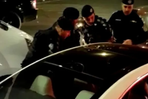 "Bombardierul" cu Mercedes care a sfidat polițiștii și a lovit mai multe mașini, în Capitală, este fiul unei celebre cântărețe