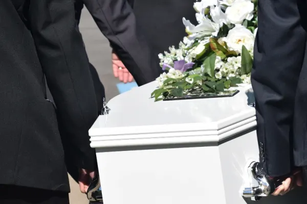 Un bărbat mort a fost ridicat din sicriu de polițiști, după un apel la 112. Detalii șocante din anchetă