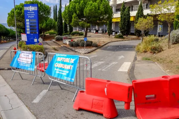 Măsuri disperate, în Franța. Ce decizii ia guvernul pentru a face față crizei carburanților