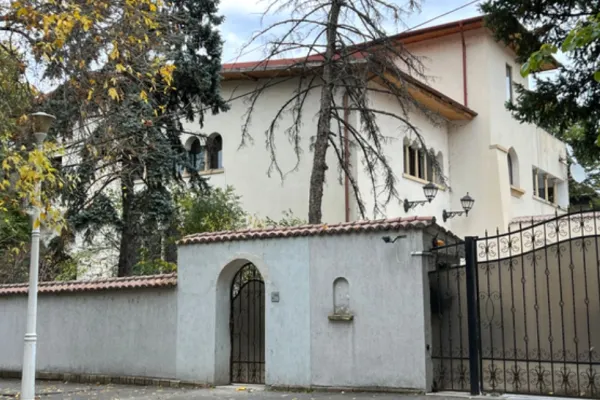 Nou scandal după nunta liderului AUR. Palatul magnatului Adamescu, luat de „Familia Borsec” - 4 milioane de euro dați de sponsorii lui Simion