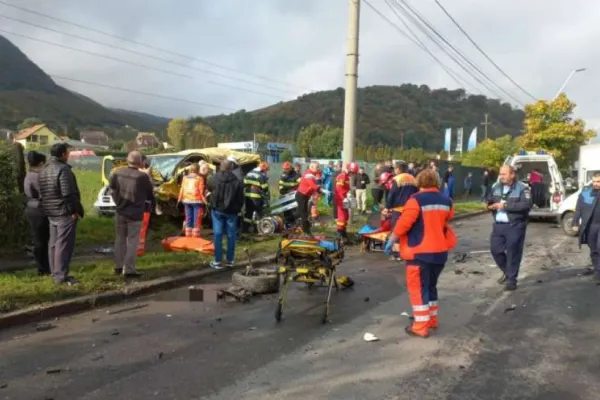 Accident cu 5 victime în Hunedoara. Impact devastator între două autoturisme şi un microbuz - FOTO