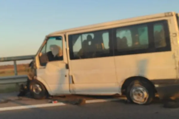 Accident pe autostrada București-Ploiești: Un microbuz cu pasageri a intrat în parapet, la Gruiu - A intervenit un elicopter SMURD