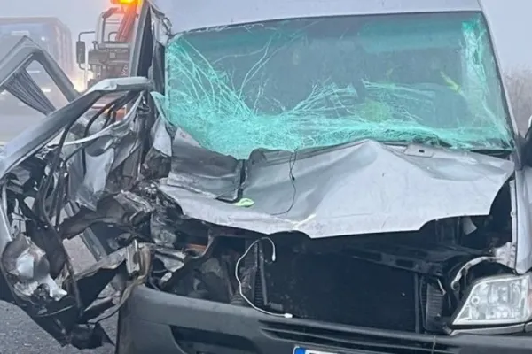 Accident grav între un camion și un microbuz - Șase persoane au rămas încarcerate