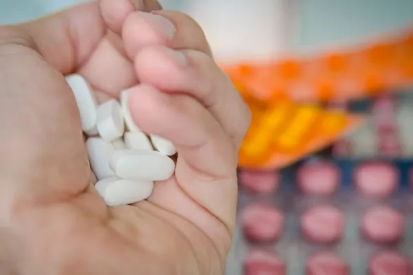 Medicamente de zeci de mii de lei, vândute pe internet la sume modice. Specialiștii avertizează: PERICOL pentru sănătate