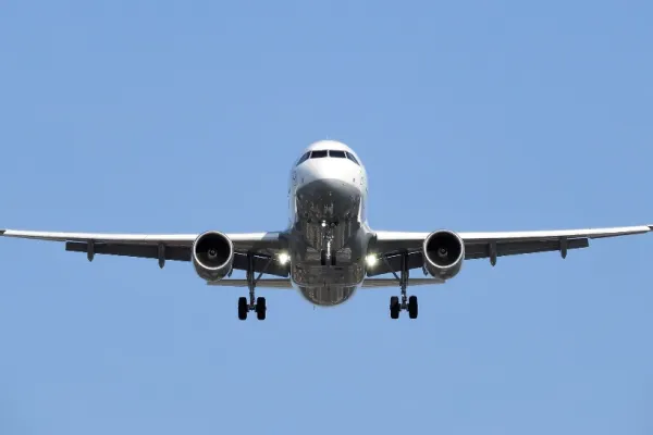 Un om de afaceri italian a făcute SCANDAL într-un avion, în Timișoara. Poliția a intervenit