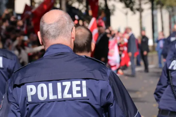 Muncitori români exploatați în Germania: trei directori olandezi, acuzați că le rețineau din salariu chirii de trei ori mai mari decât prețul pieței
