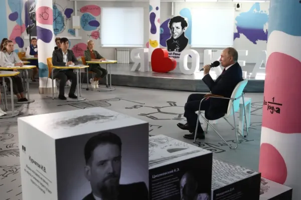 Vladimir Putin revine la tradiția sovietică. Elevii, îndoctrinați cu filme patriotice și învățământ politic