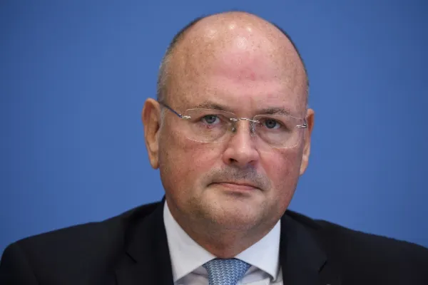 Șeful german al securității cibernetice a fost demis pentru legături cu Rusia