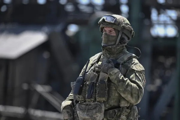 Soldat rus aflat în tranșeu, anihilat de o grenadă lansată din dronă