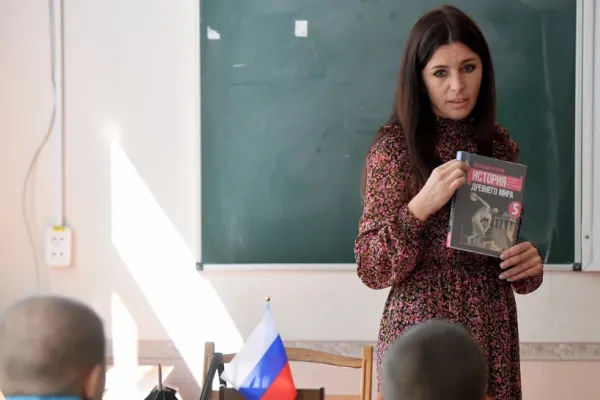 Kremlinul spune că nu le-a interzis profesorilor să folosească WhatsApp. Doar le-a RECOMANDAT