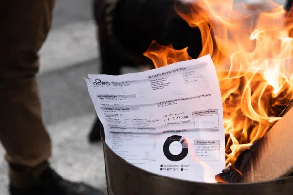 Proteste de amploare în Italia. Sute de oameni au ieșit în stradă din cauza creșterii facturilor la energie - FOTO&VIDEO