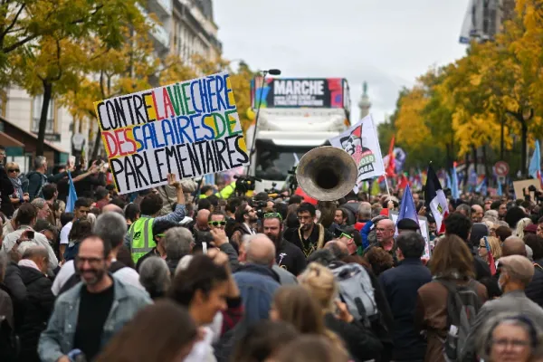 Tensiuni uriașe în Franța. Greve și proteste de amploare, pe fondul creșterii prețurilor