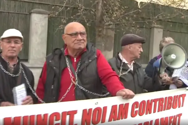 Pensionarii umiliți au ieșit în stradă. Miting în fața Guvernului, pentru repararea nedreptăților - VIDEO
