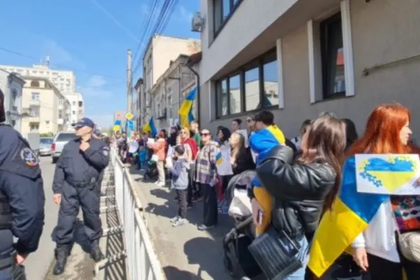 Refugiații ucraineni protestează în fața Consulatului Rusiei din Constanța, împotriva crimelor de război