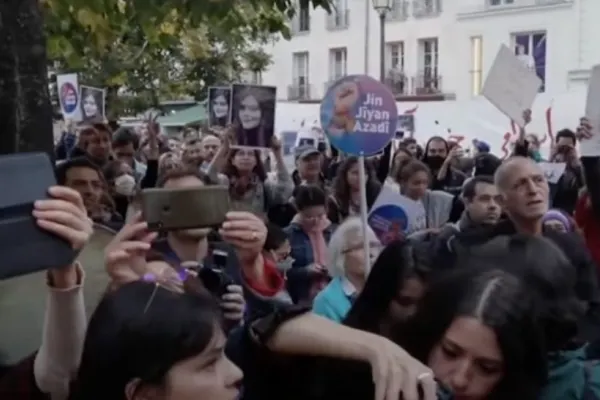 Elevele din Iran s-au alăturat protestelor. Fetele au dat afară cu forța un oficial din școală - VIDEO