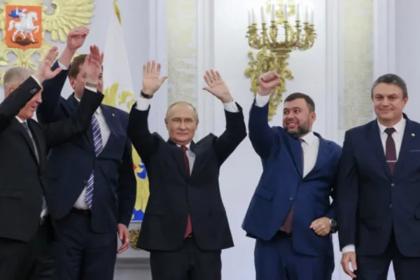 Vladimir Putin, în scenariul Ceaușescu. O parte a camarilei îl minte, cealaltă uneltește