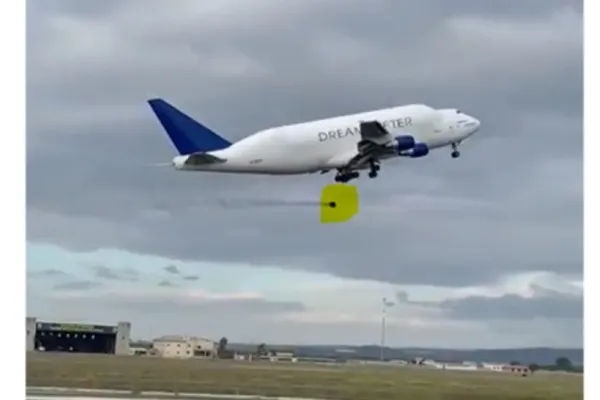 Panică lângă un aeroport din Italia. Un avion a pierdut o roată de peste 100 de kilograme în timpul decolării - VIDEO