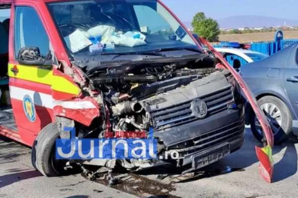 Ambulanță SMURD implicată într-un accident, în Vrancea - 3 victime, între care 2 paramedici - FOTO