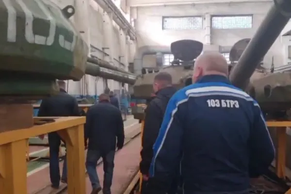 Rusia recondiționează tancuri din anii '60 și nu mai are muniție de precizie - VIDEO