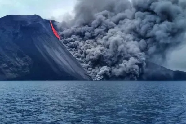Vulcanul Stromboli din Italia a erupt - VIDEO