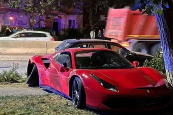 Bolidul de sute de mii de euro al unui cântăreț, făcut praf chiar de fratele acestuia într-un accident auto teribil