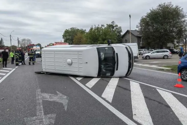 Accident cu 9 persoane implicate, în Iași. O autoutilitară cu patru ucraineni, între care doi copii, s-a răsturnat