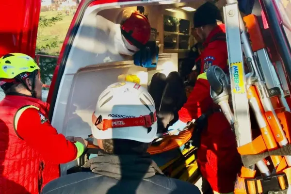 Parapantist accidentat pe munte, recuperat cu succes de către salvamontişti - FOTO