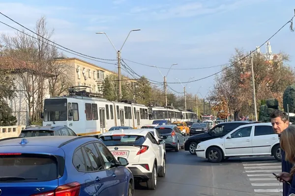 Autospecială de poliție, implicată într-un accident rutier grav, în Capitală! Două persoane au ajuns la spital