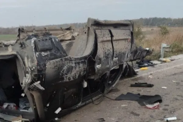 IMAGINI ȘOCANTE cu mașina lui Kirill Stremousov, omul rușilor în Herson, mort într-un accident rutier. Impactul, extrem de violent: urme de sânge pe asfalt