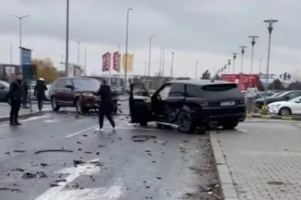 Accident cu 4 mașini în parcarea unui mall din Capitală
