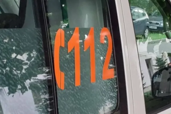 Ambulanță aflată în misiune, implicată într-un accident rutier, la Băile Felix