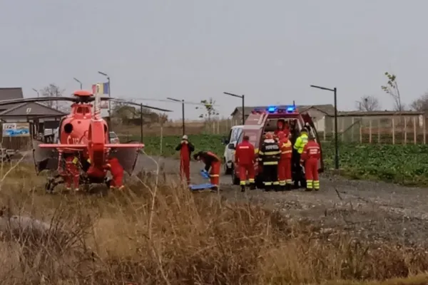 Accident teribil în Constanța, după ce o mașină s-a izbit de un copac: O femeie a murit, un bărbat, în stare gravă, preluat cu elicopterul SMURD