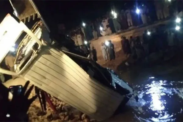 Accident cumplit în Pakistan: Cel puţin 20 de morţi, dintre care 11 copii – FOTO&VIDEO