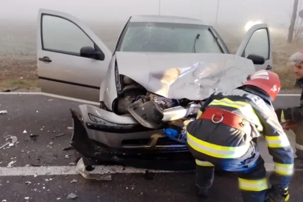 Val de accidente în țară: mașină spulberată de tren, femeie ucisă de un microbuz, iar o polițistă de doar 23 de ani a lovit un pieton pe trecere
