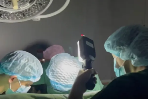 Copil operat pe inimă la lumina lanternei, în Ucraina. Rușii au lăsat spitalele din Kiev în beznă totală - VIDEO