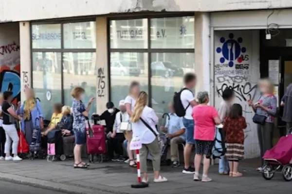 Cozi uriașe la băncile de alimente din Germania. Oamenii sunt disperați - VIDEO
