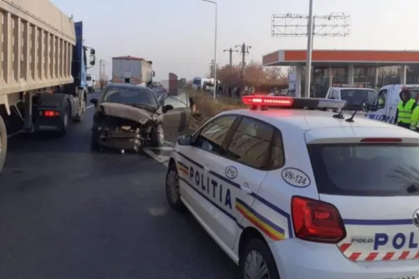 Accident grav în Vrancea între o mașină și un microbuz cu 20 de pasageri - Cel puțin 9 răniți au avut nevoie de îngrijiri medicale