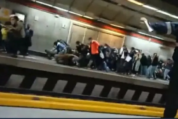 Iranul, pe un butoi de pulbere. Polițiștii au deschis focul într-o stație de metrou și au bătut mai multe femei în tren - VIDEO